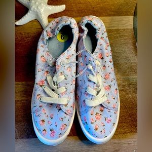 Madden girl slip on tennis shoes